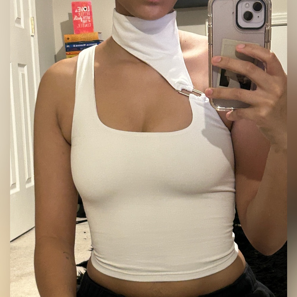 smedium white crop top w/ chocker